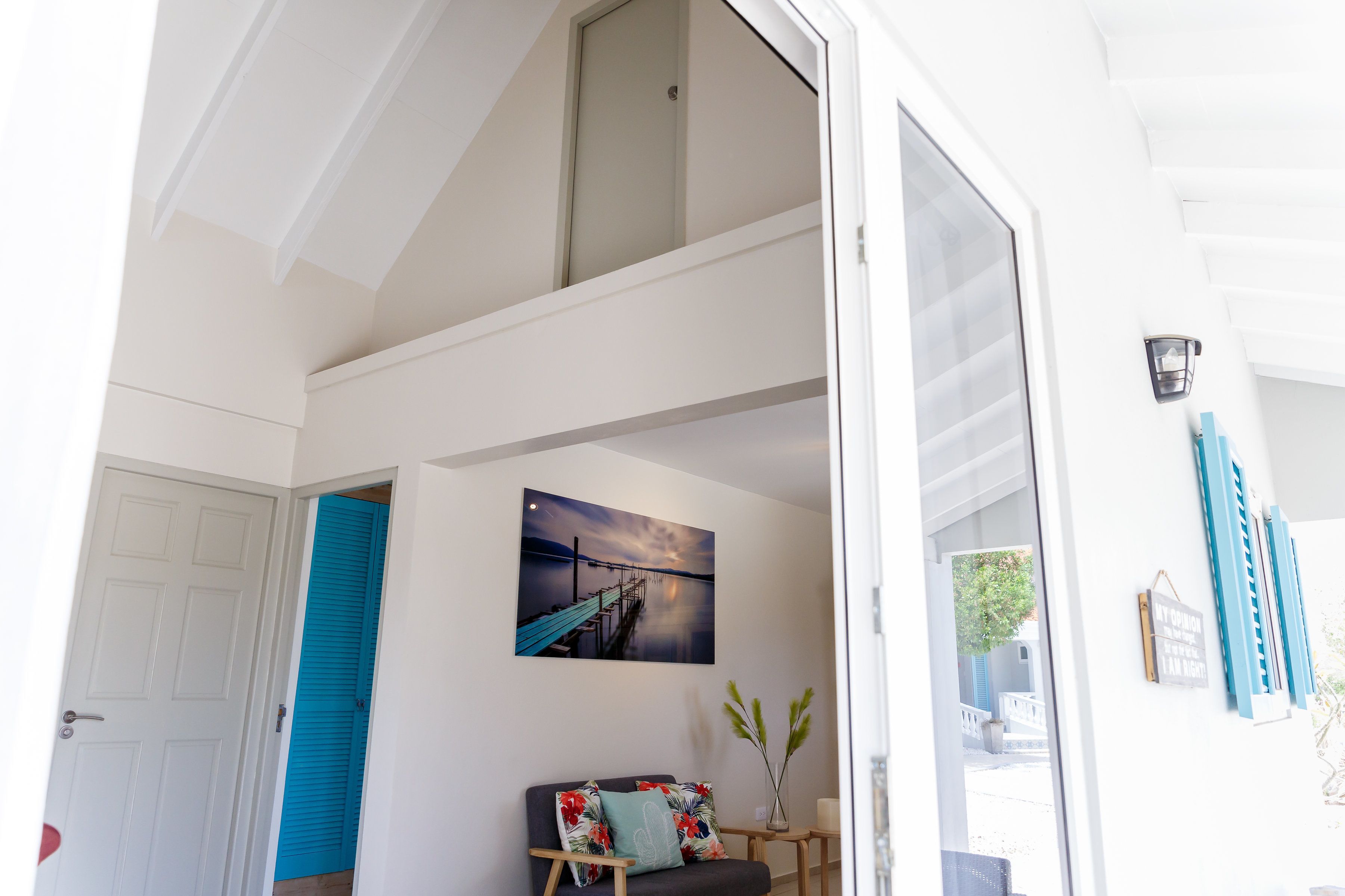 平房, 1 间卧室, 露台, 池畔 | 起居区 | 32-英寸纯平电视 （配备有线频道）、电视