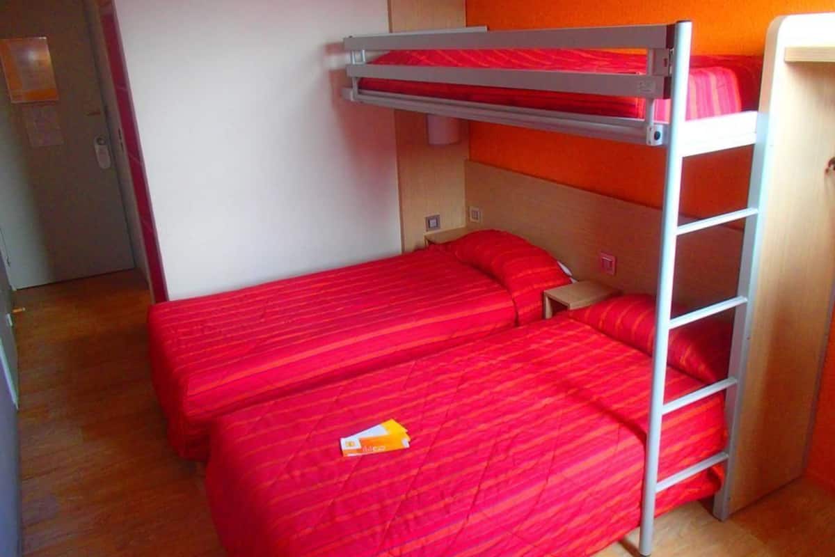 Twin kamer | 1 slaapkamer, luxe beddengoed, een bureau, verduisterende gordijnen