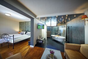 Romantic Suite | Hypo-allergenic bedding, individually decorated, individually furnished - Hotel Alte Schule (Bad Berleburg)