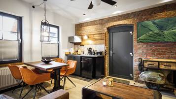 Eenvoudig appartement | Dineren in de kamer