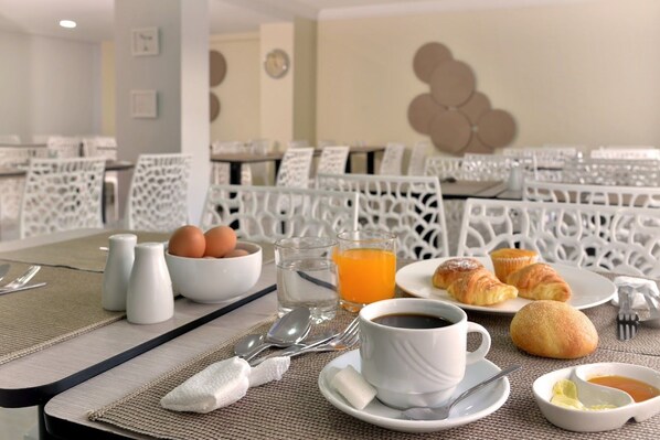 Free daily continental breakfast - Hotel Rio (Casablanca)