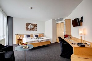 经典双人房 | 办公桌、笔记本电脑工作区、隔音、免费 WiFi