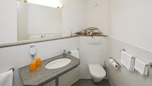 Classic Double Room | Bathroom | Shower, free toiletries, hair dryer, heated floors (bathroom) - Primestay Hotel (Frauenfeld)