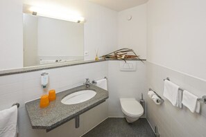 Classic Double Room | Bathroom | Shower, free toiletries, hair dryer, heated floors