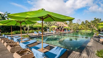 3 Außenpools, Sonnenschirme, Liegestühle