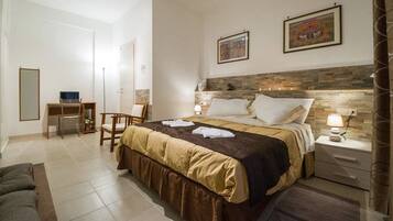 Minibar, coffres-forts dans les chambres, bureau