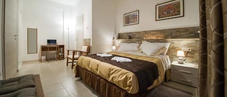 Minibar, caja de seguridad en la habitación y escritorio