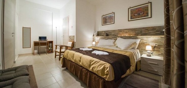 Minibar, coffres-forts dans les chambres, bureau