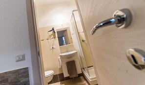 Shower, free toiletries, hair dryer, towels - Vebis Guesthouse (Rome)