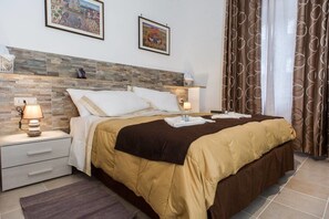 Minibar, coffres-forts dans les chambres, bureau