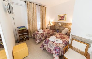 Habitació doble o amb dos llits individuals | Minibar, caixa forta a l'habitació i escriptori 