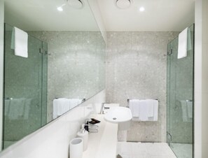 奢華公寓 | 浴室 | 淋浴設備、免費盥洗用品、吹風機、毛巾