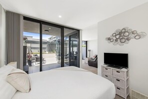 Deluxe Apartment | Individually furnished, iron/ironing board, free WiFi, bed sheets - Accommodate Canberra - Lakefront (Kingston)