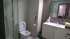 Apartment | Bathroom | Shower, hair dryer, towels, shampoo - Artistica Suite - Central Park (Mohammedia)