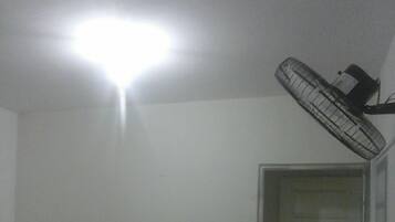 Ein Essbereich mit Tisch, Stühlen und Deckenventilator.