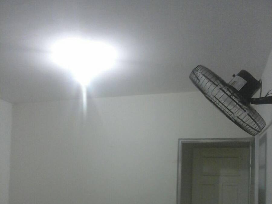Ein Essbereich mit Tisch, Stühlen und Deckenventilator.