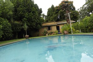 Outdoor pool, pool umbrellas, pool loungers - El Refugio de las Palomas (Tepoztlán)