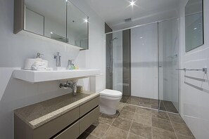 Apartment, 2 Bedrooms (Manhattan 303) | Bathroom | Shower, hair dryer, towels - Accommodate Canberra - Manhattan (Canberra)