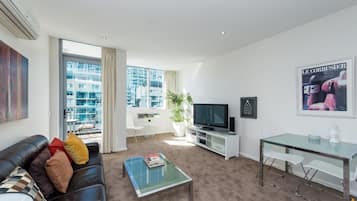 Apartment, 1 Bedroom (27/3 Gordon Street) | Living room | TV