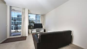Apartment, 1 Bedroom (27/3 Gordon Street) | Living room | TV