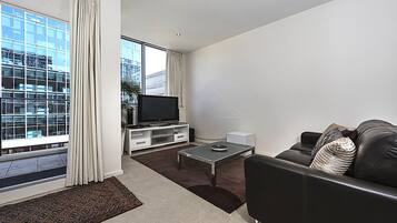 Apartment, 1 Bedroom (27/3 Gordon Street) | Living room | TV