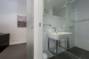 Apartment, 1 Bedroom (Mode 406) | Bathroom