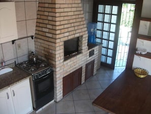 Kitnet 2 | Cuisine privée | Réfrigérateur, micro-ondes, four, plaque de cuisson