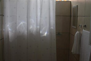 Apartamento 4 Quartos | Baño | Cabezal de ducha tipo lluvia y artículos de higiene personal gratuitos