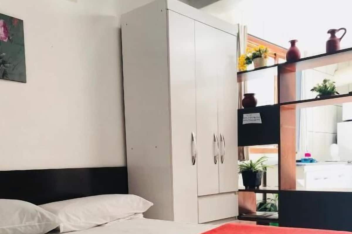 Tabla de planchar con plancha, wifi gratis y ropa de cama
