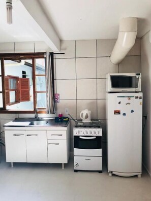 Fridge, microwave, oven, stovetop - Lagoa da Conceição Apartaments (Florianópolis)