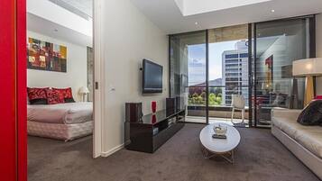 Apartemen, 1 kamar tidur (New Acton 607) | Ruang keluarga | TV LCD dan pemutar DVD