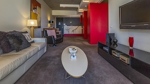 Una sala de estar moderna con un sofá, una mesa de centro y un televisor.