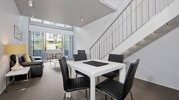 Apartment, 1 Bedroom (6/3 Burbury Close) | In-room dining