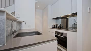 Apartment, 1 Bedroom (6/3 Burbury Close) | Private kitchen | Full-sized fridge, microwave, oven, stovetop