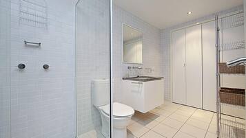 Apartemen, 1 kamar tidur (The Avenue 93) | Kamar mandi | Shower dan handuk
