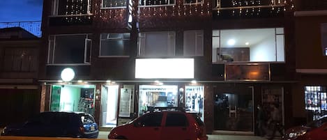 Mặt tiền nơi lưu trú - ban đêm