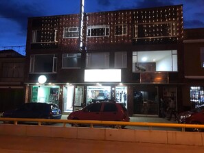 Front of property - evening/night - Hotel Paipa Inn (Paipa)
