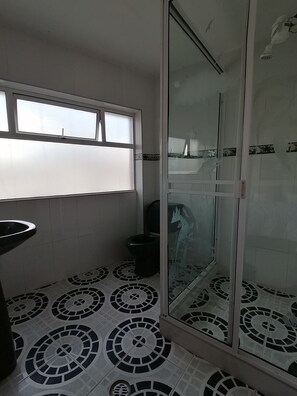 Vierbettzimmer | Badezimmer | Dusche, kostenlose Toilettenartikel, Handtücher