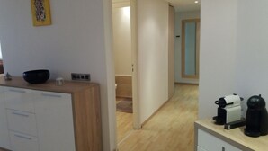 40-inch flat-screen TV with satellite channels, TV - The Horizon Sea View (Casablanca)