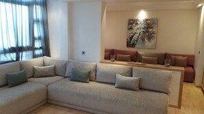 Apartment, 2 Schlafzimmer | Wohnbereich | 40-Zoll-Flachbildfernseher mit Satellitenempfang, Fernseher