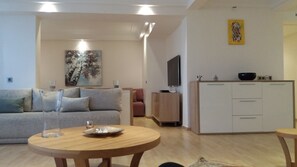 Apartment, 2 Schlafzimmer | Wohnbereich | 40-Zoll-Flachbildfernseher mit Satellitenempfang, Fernseher