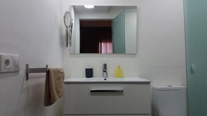 Appartement, 2 chambres | Lavabo de la salle de bain