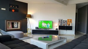 Unclassified image, 4 of 26, button