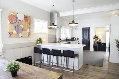 Fridge, microwave, oven, stovetop. Careel Cottages Back Cottage is close to town and has FREE NETFLIX