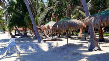 Praia particular, espreguiçadeiras, guarda-sóis, toalhas de praia