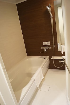 Separate tub and shower, free toiletries, hair dryer, electronic bidet - Hotel Ligare Kasugano (Nara)