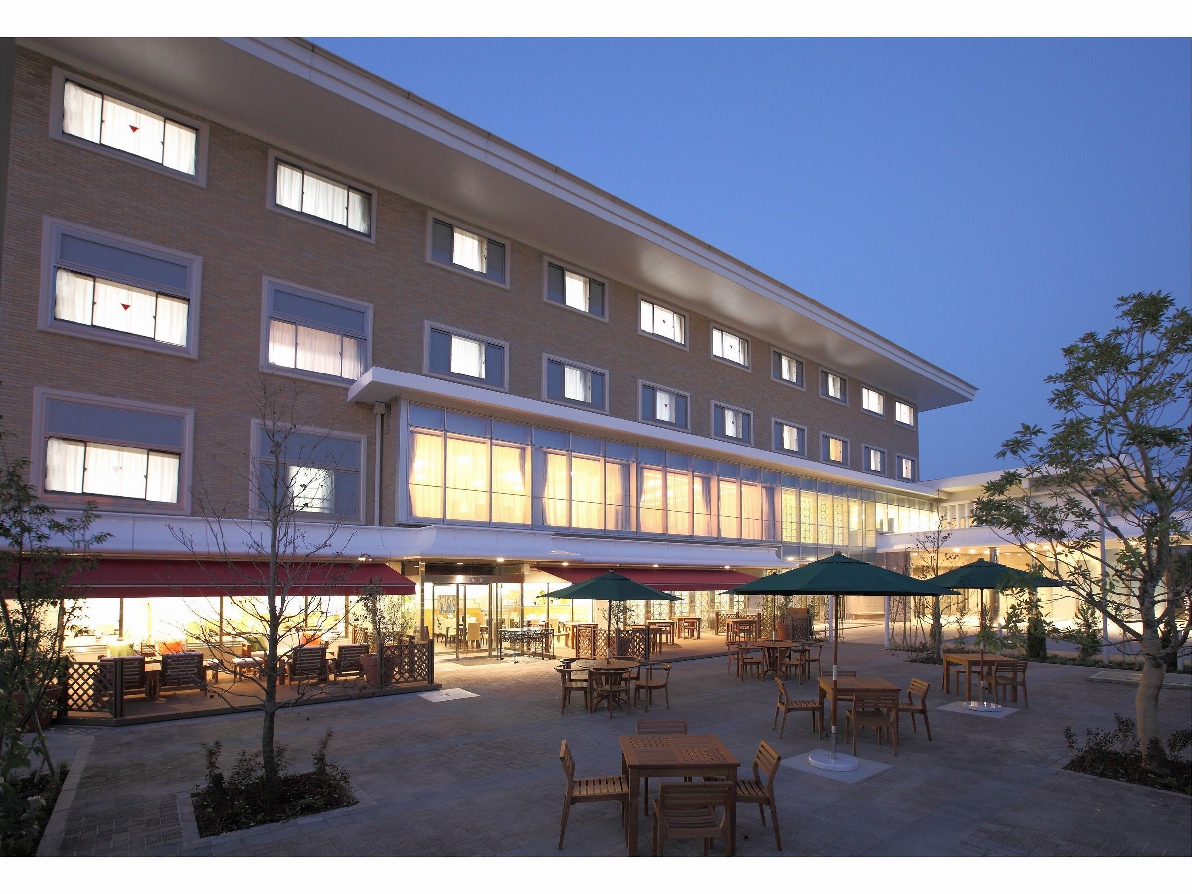 Facciata della struttura - sera/notte