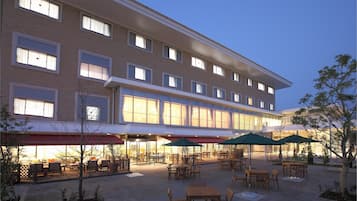 Facciata della struttura - sera/notte