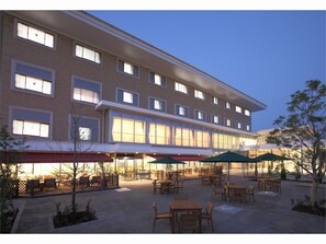 숙박 시설 정면 - 저녁/밤