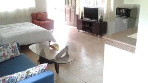 Studio, eigener Pool (Alona, Bungalow) | Schreibtisch, Bügeleisen/Bügelbrett, Babybetten, kostenloses WLAN